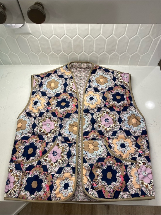 Jackets & Blazers - Quilted Geometric Floral All Over Pattern Print Vest Jacket with Pockets EUC ✨